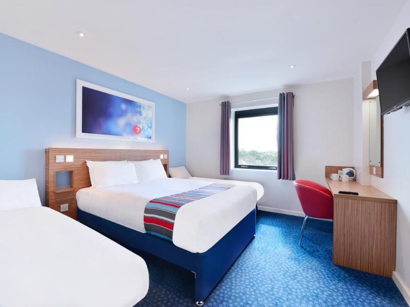 Travelodge London Hounslow Exterior photo