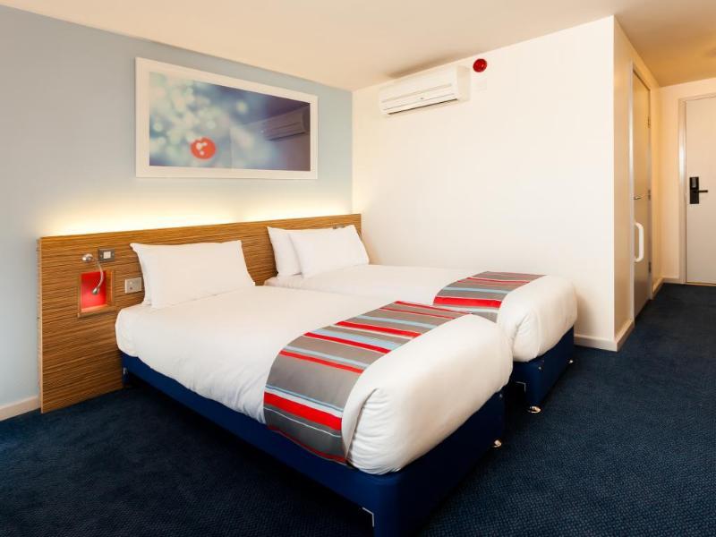 Travelodge London Hounslow Exterior photo