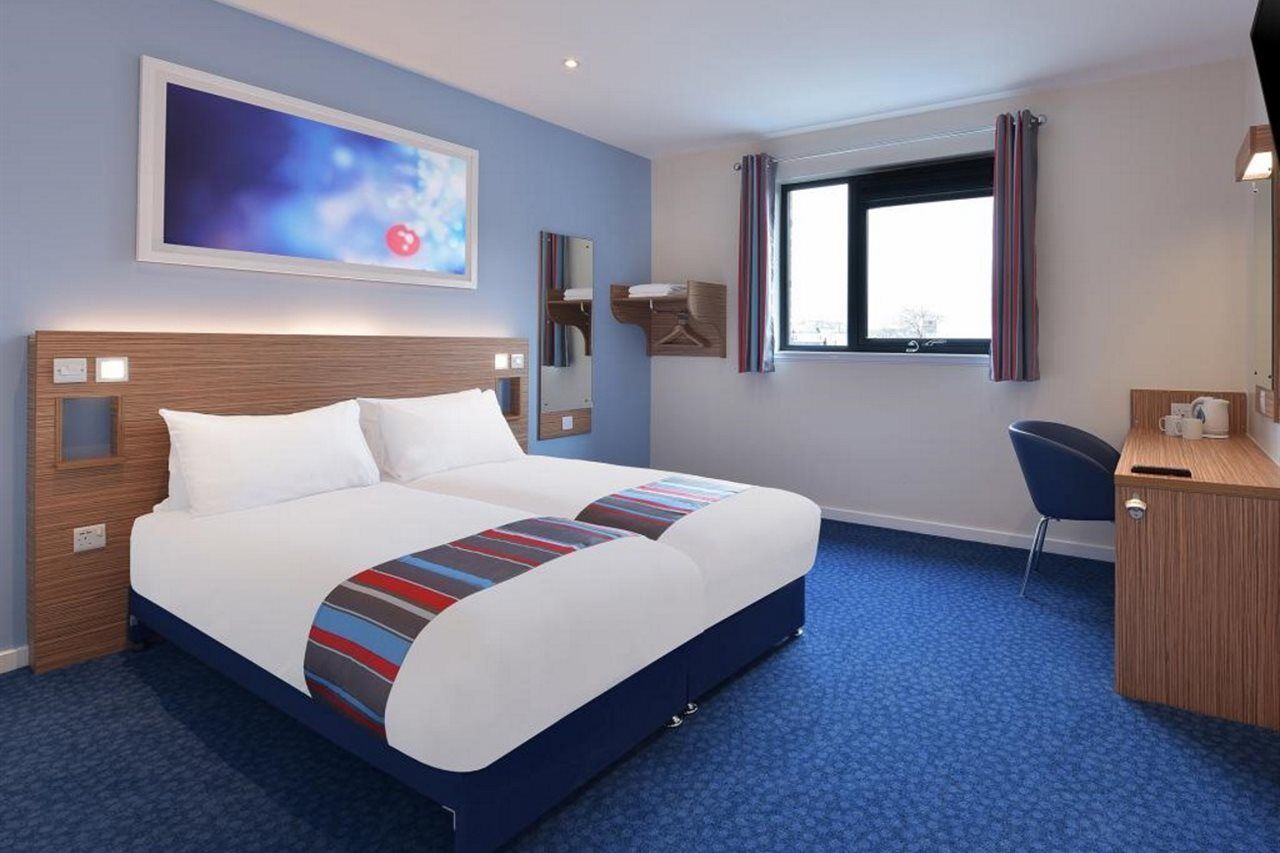 Travelodge London Hounslow Exterior photo